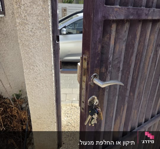 מנעול וידית בדלת מתכת חיצונית עם צרור מפתחות בצילינדר